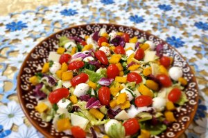 Salata cu mozzarella si crutoane de mamaliga
