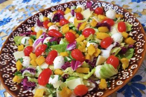 Salata cu mozzarella si crutoane de mamaliga