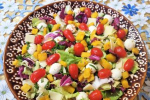 Salata cu mozzarella si crutoane de mamaliga
