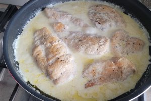 Orez cremos cu piept de pui in sos