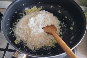 Orez cremos cu piept de pui in sos