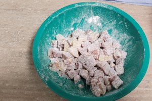 Desert melci cu nuca din aluat de cozonac