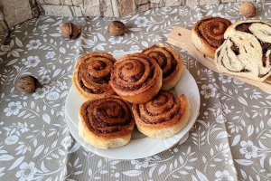 Desert melci cu nuca din aluat de cozonac