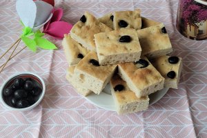 Focaccia cu masline negre