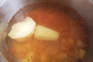Ciorba de cartofi cu chefir si carnati afumati