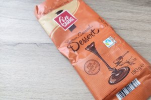 Desert prajitura cu blat din albusuri, crema fina de zmeura si ciocolata
