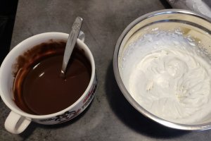 Desert prajitura cu blat din albusuri, crema fina de zmeura si ciocolata