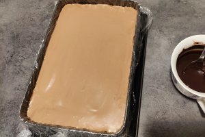 Desert prajitura cu blat din albusuri, crema fina de zmeura si ciocolata