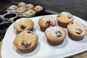 Desert briose pufoase cu zmeura proaspata