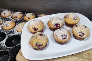 Desert briose pufoase cu zmeura proaspata