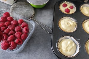 Desert briose pufoase cu zmeura proaspata