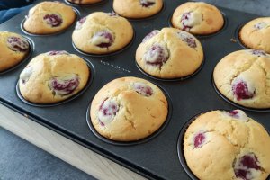 Desert briose pufoase cu zmeura proaspata