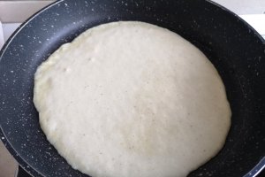 Desert clatite fragede, cu mere in aluat, umplute cu dulceata