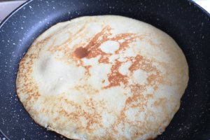 Desert clatite fragede, cu mere in aluat, umplute cu dulceata