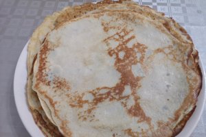 Desert clatite fragede, cu mere in aluat, umplute cu dulceata