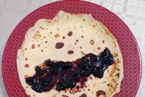 Desert clatite fragede, cu mere in aluat, umplute cu dulceata