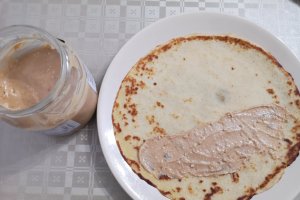 Desert clatite fragede, cu mere in aluat, umplute cu dulceata