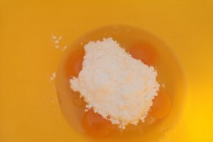 Desert prajitura cu branza si dulceata de prune
