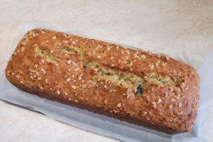 Desert banana bread cu cirese confiate si alune