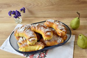 Desert cornuri cu sana si fructe de toamna