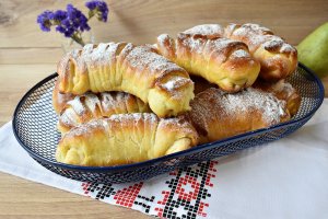 Desert cornuri cu sana si fructe de toamna