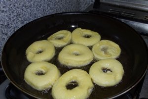 Desert gogosi pufoase si cu gaura la purtator