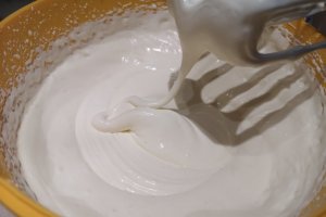 Desert prajitura cu zmeura, piersici si piscoturi