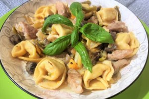 Tortellini cu pui si patru branzeturi