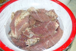 Felii de jambon cu usturoi verde, gatite la slow cooker