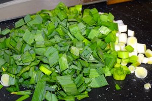 Felii de jambon cu usturoi verde, gatite la slow cooker