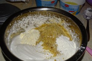 Desert prajitura cu frisca si gem de caise
