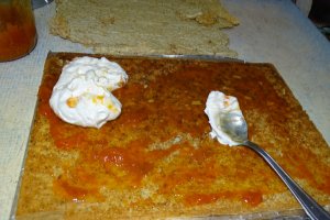 Desert prajitura cu frisca si gem de caise