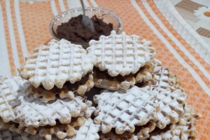 Desert faguri umpluti cu crema de cacao si nuca macinata