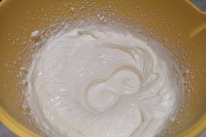 Desert cheesecake cu capsuni si ciocolata