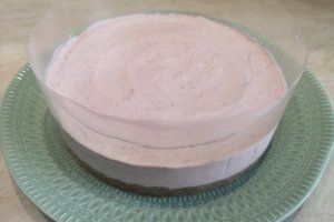 Desert cheesecake cu capsuni si ciocolata