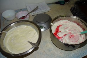Desert prajitura marmorata cu zmeura si ciocolata alba