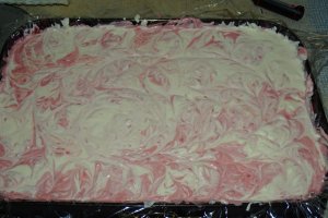 Desert prajitura marmorata cu zmeura si ciocolata alba