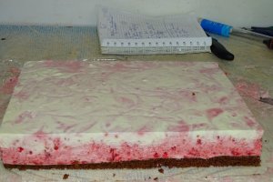 Desert prajitura marmorata cu zmeura si ciocolata alba