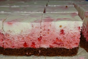 Desert prajitura marmorata cu zmeura si ciocolata alba