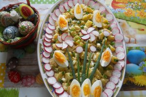Salata de cartofi, cu oua, ceapa verde si ridichi rosii