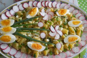 Salata de cartofi, cu oua, ceapa verde si ridichi rosii