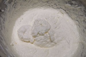 Desert tort unicorn cu capsuni, mure si bezea elvetiana