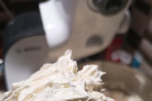 Desert tort unicorn cu capsuni, mure si bezea elvetiana