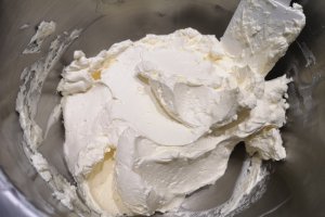 Desert tort unicorn cu capsuni, mure si bezea elvetiana