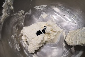 Desert tort unicorn cu capsuni, mure si bezea elvetiana