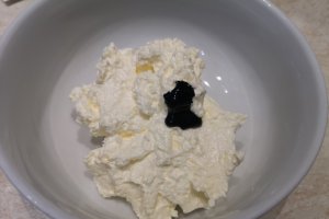 Desert tort unicorn cu capsuni, mure si bezea elvetiana