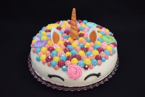 Desert tort unicorn cu capsuni, mure si bezea elvetiana