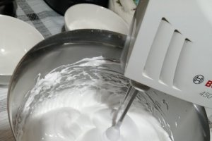 Desert prajitura cu blat din cocos si crema de vanilie