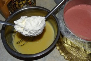 Desert tort cu dulceata de trandafiri
