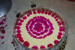 Desert tort cu dulceata de trandafiri